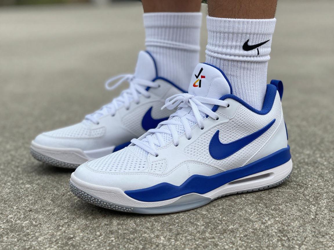 耐克白蓝篮球鞋,哪款实战性能最强,如何搭配更好看,选购要注意什么 耐克白蓝篮球鞋,哪款实战性能最强,如何搭配更好看,选购要注意什么