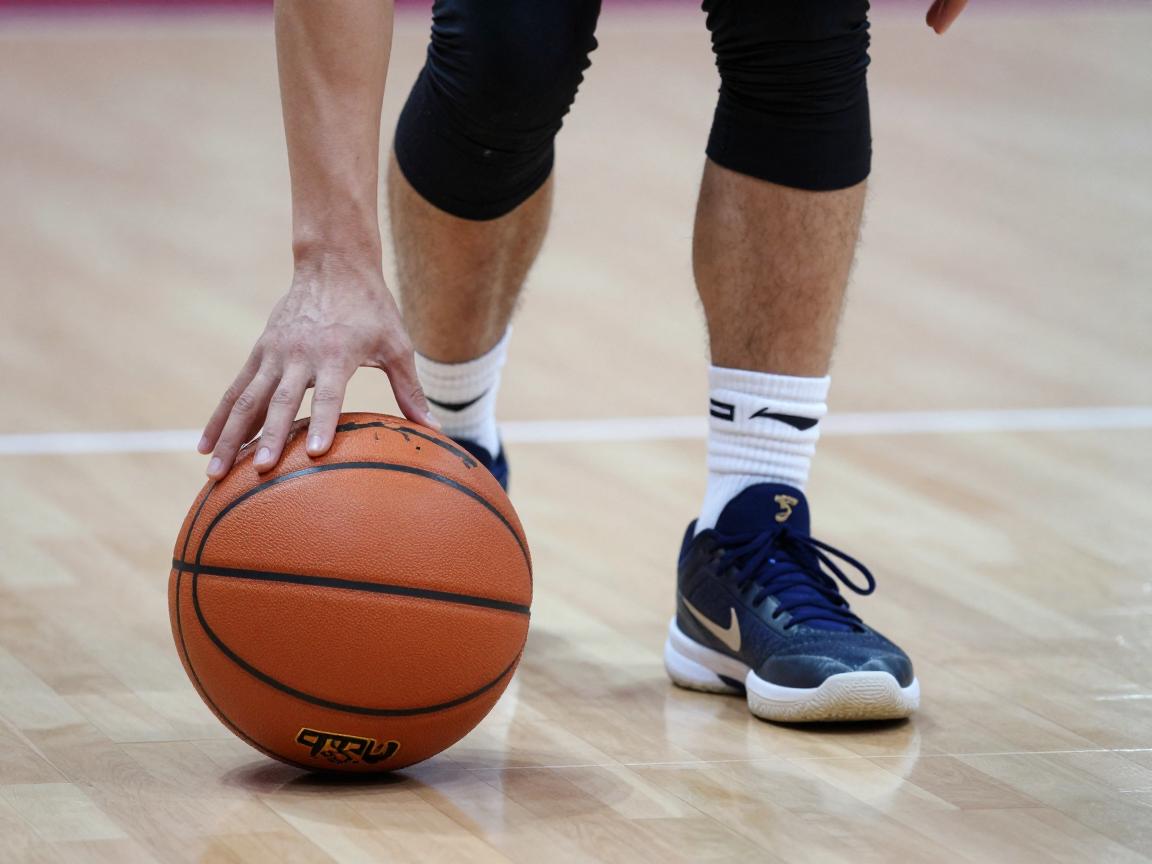 篮球走步球是什么意思啊,如何判断是否走步,中枢脚怎么确定,走步和三步上篮有什么区别 篮球走步球是什么意思啊,如何判断是否走步,中枢脚怎么确定,走步和三步上篮有什么区别