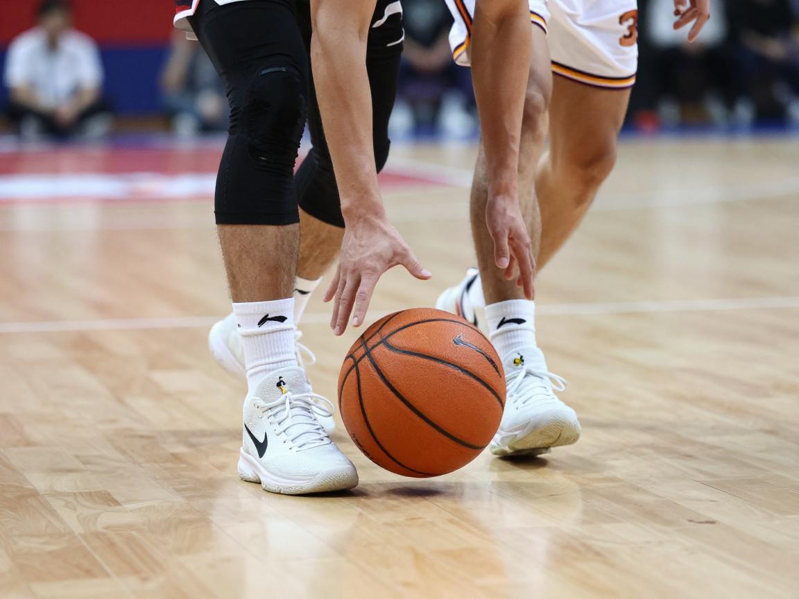 篮球走步球是什么意思啊,如何判断是否走步,中枢脚怎么确定,走步和三步上篮有什么区别 篮球走步球是什么意思啊,如何判断是否走步,中枢脚怎么确定,走步和三步上篮有什么区别