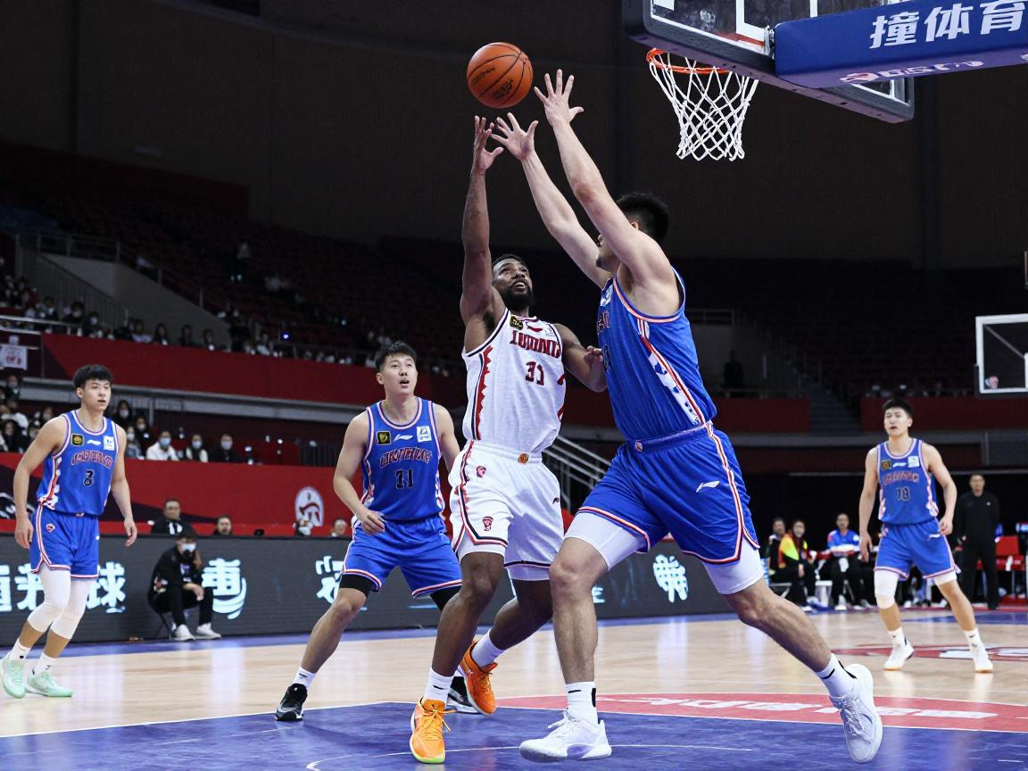 撞中锋实战篮球,如何用身体对抗中锋,中锋碰撞有什么技巧,怎样合理冲撞 撞中锋实战篮球,如何用身体对抗中锋,中锋碰撞有什么技巧,怎样合理冲撞