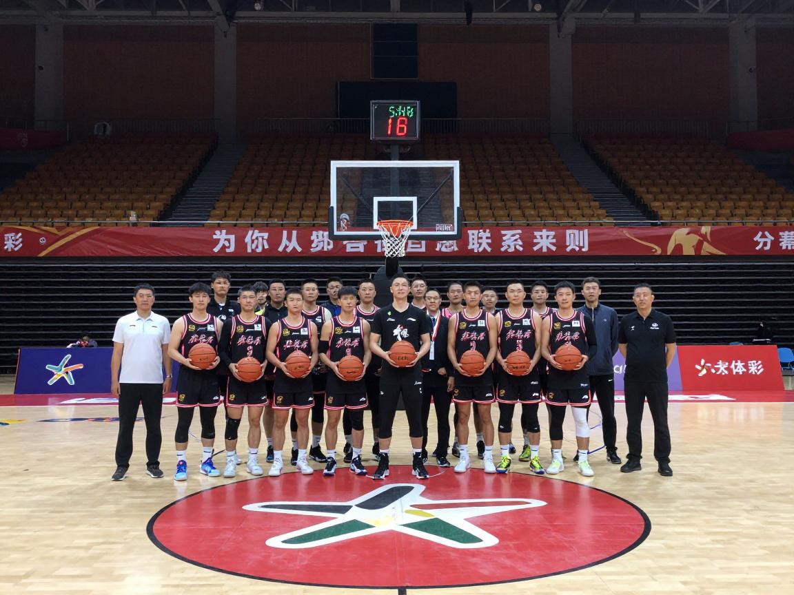 篮球场合影,篮球团队合影站位技巧有哪些,闭幕式合影流程怎么安排,如何拍出专业篮球合影 篮球场合影,篮球团队合影站位技巧有哪些,闭幕式合影流程怎么安排,如何拍出专业篮球合影