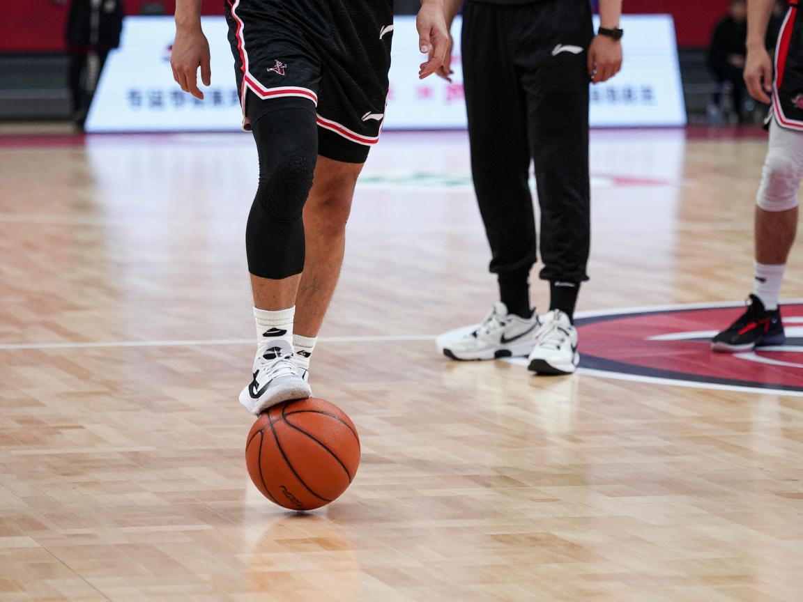 篮球走步规则是什么意思,什么是中枢脚,走步如何判定,常见误区有哪些 篮球走步规则是什么意思,什么是中枢脚,走步如何判定,常见误区有哪些