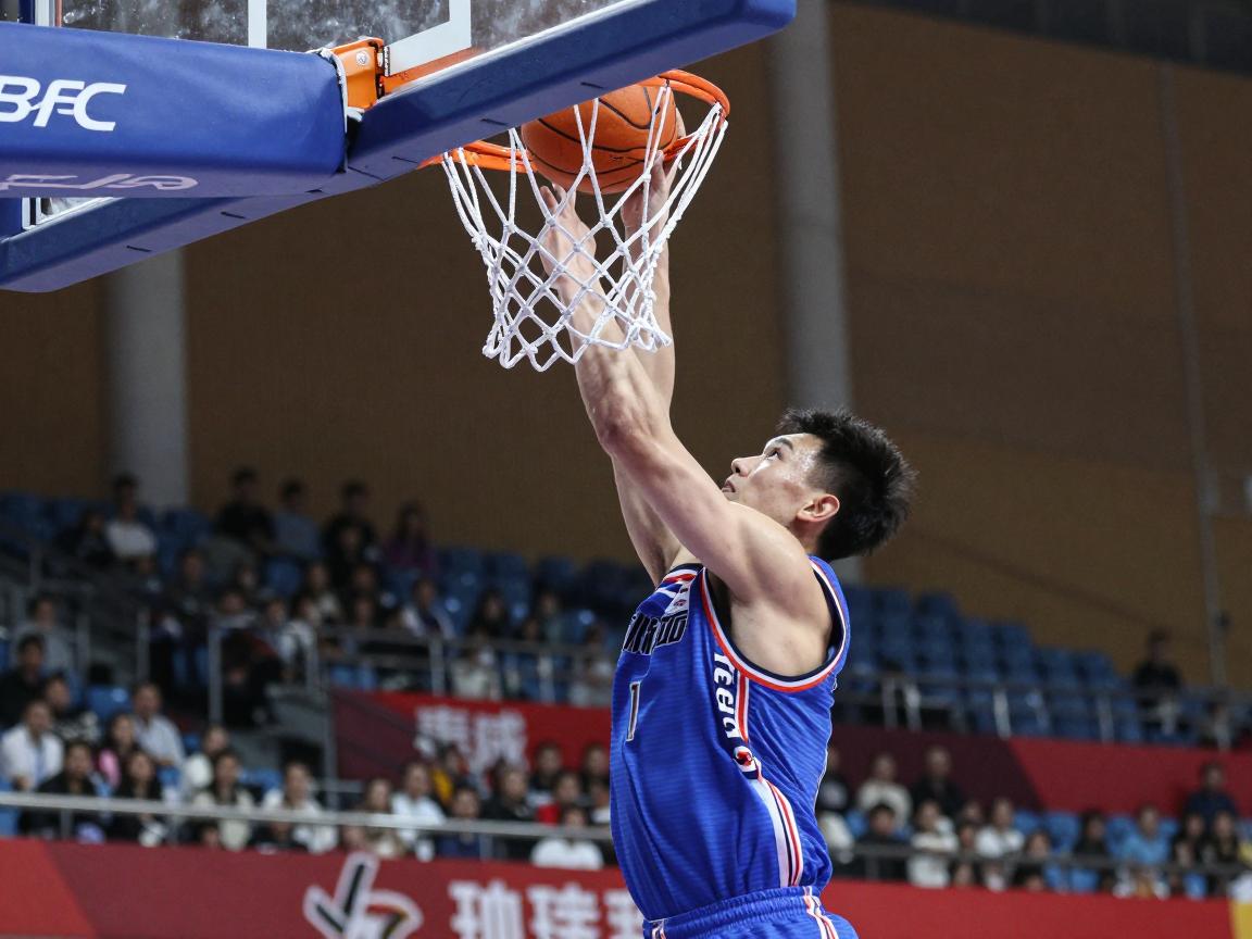 中锋会扣篮,中锋扣篮需要什么条件,中锋扣篮如何训练,中锋扣篮经典案例 中锋会扣篮,中锋扣篮需要什么条件,中锋扣篮如何训练,中锋扣篮经典案例