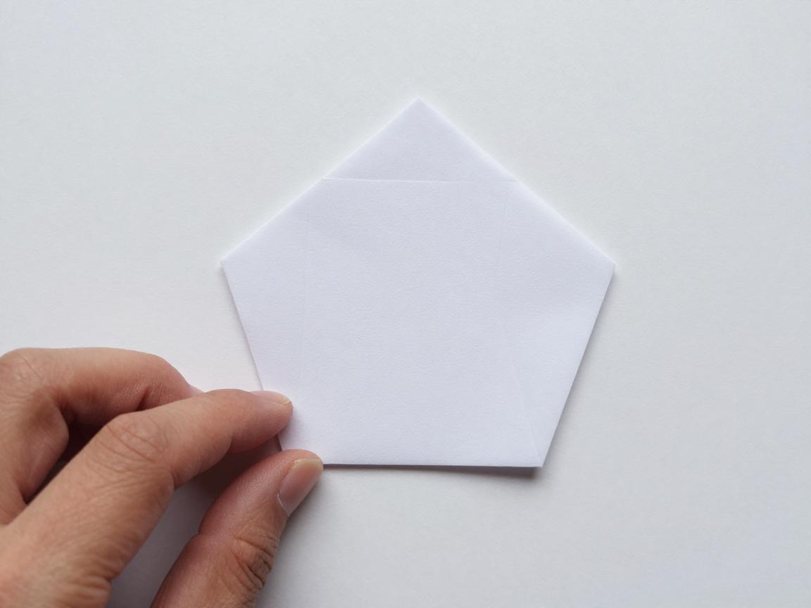 四边形怎么裁五边形,裁剪步骤有哪些,如何折叠正方形,怎样剪出正五边形 四边形怎么裁五边形,裁剪步骤有哪些,如何折叠正方形,怎样剪出正五边形