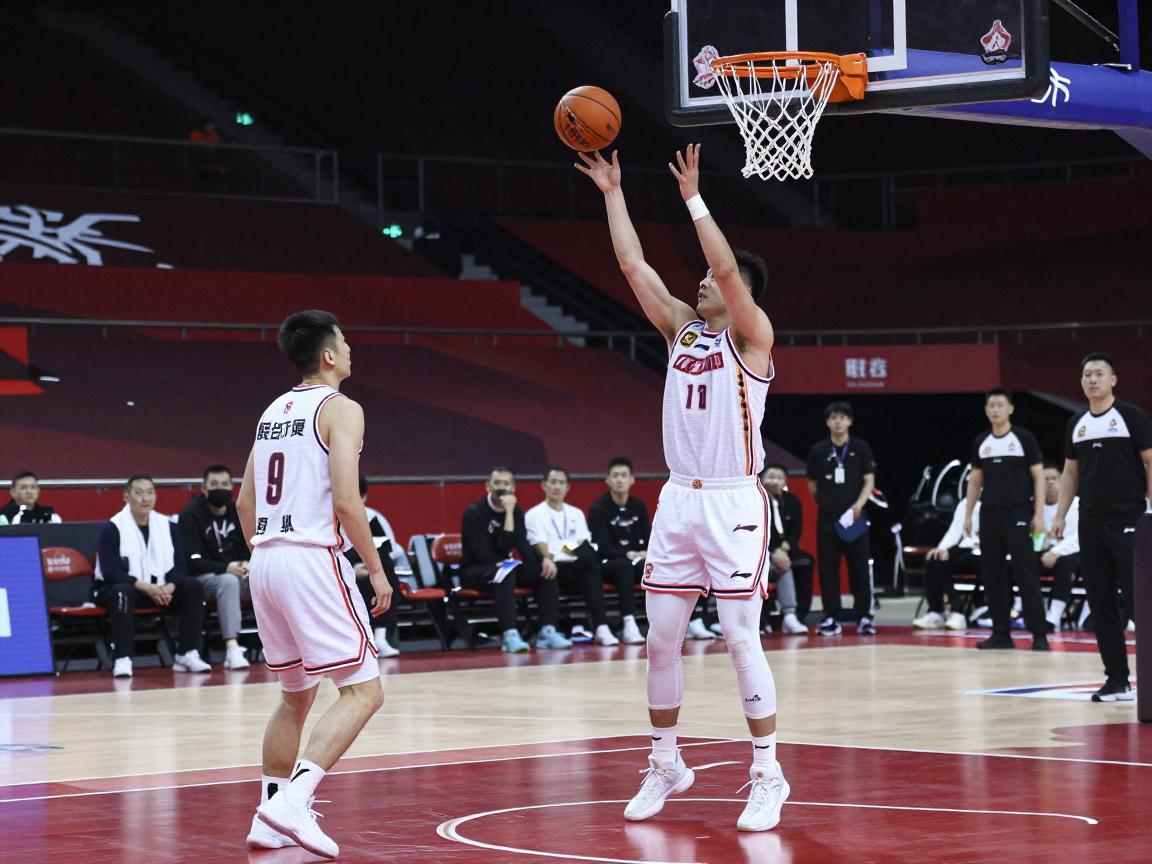 篮球走步两次是什么意思,走步违例如何判定,二次运球常见场景有哪些 篮球走步两次是什么意思,走步违例如何判定,二次运球常见场景有哪些