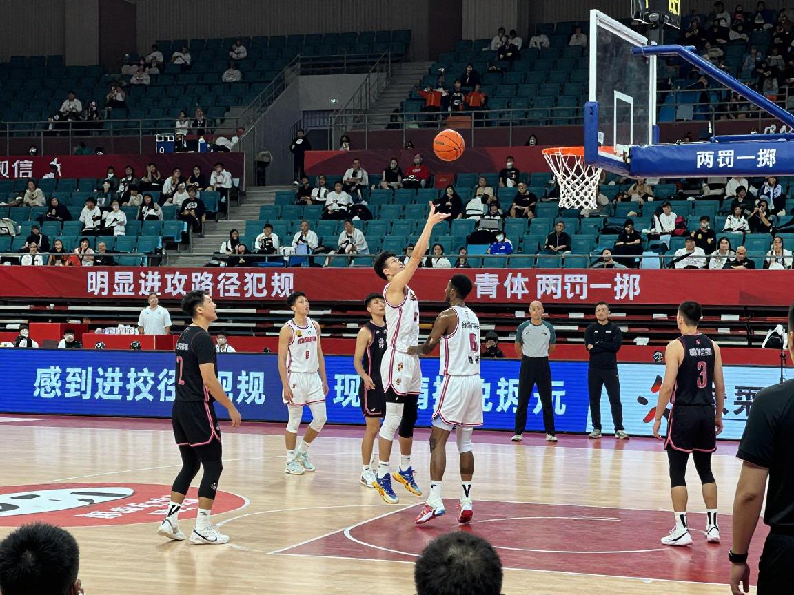 越位篮球规则是什么意思,明显进攻路径犯规怎么判,两罚一掷是什么情况 越位篮球规则是什么意思,明显进攻路径犯规怎么判,两罚一掷是什么情况