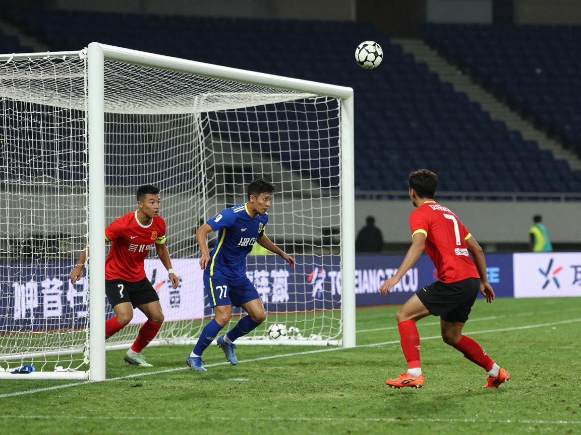 足球在什么情况下是角球,角球判罚的三要素是什么,角球和球门球区别在哪 足球在什么情况下是角球,角球判罚的三要素是什么,角球和球门球区别在哪