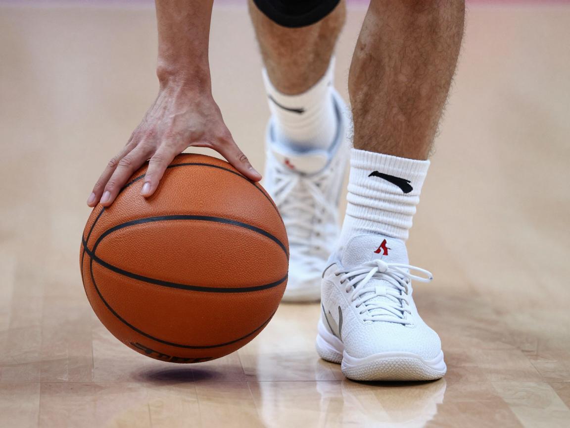 篮球走步规是什么意思,如何判断走步违例,中枢脚怎么确定,走步和二次运球区别 篮球走步规是什么意思,如何判断走步违例,中枢脚怎么确定,走步和二次运球区别