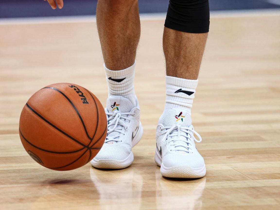 篮球走步规是什么意思,如何判断走步违例,中枢脚怎么确定,走步和二次运球区别 篮球走步规是什么意思,如何判断走步违例,中枢脚怎么确定,走步和二次运球区别