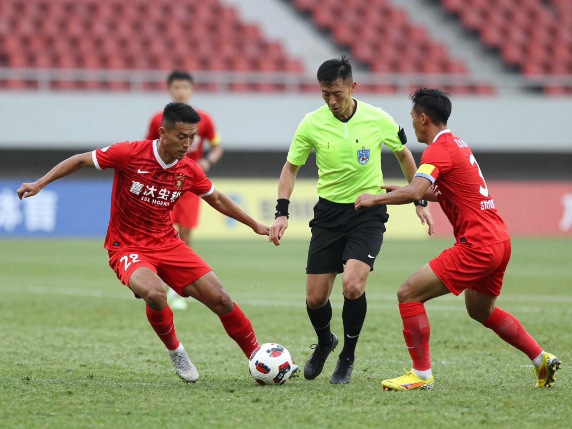 足球被拉拽但进攻有利,裁判如何把握有利原则,球员怎样应对防守拉扯 足球被拉拽但进攻有利,裁判如何把握有利原则,球员怎样应对防守拉扯