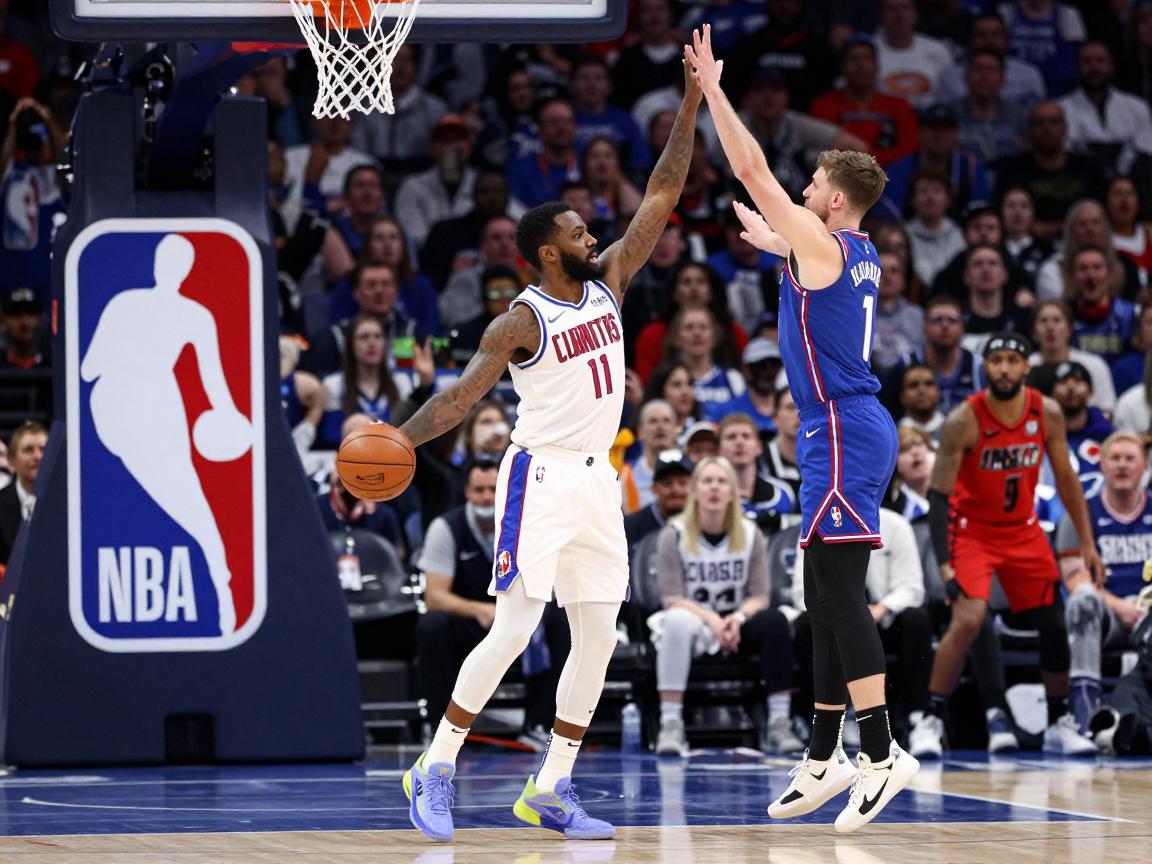 篮球里越位是什么意思,和足球越位有何不同,NBA越位犯规怎么判 篮球里越位是什么意思,和足球越位有何不同,NBA越位犯规怎么判