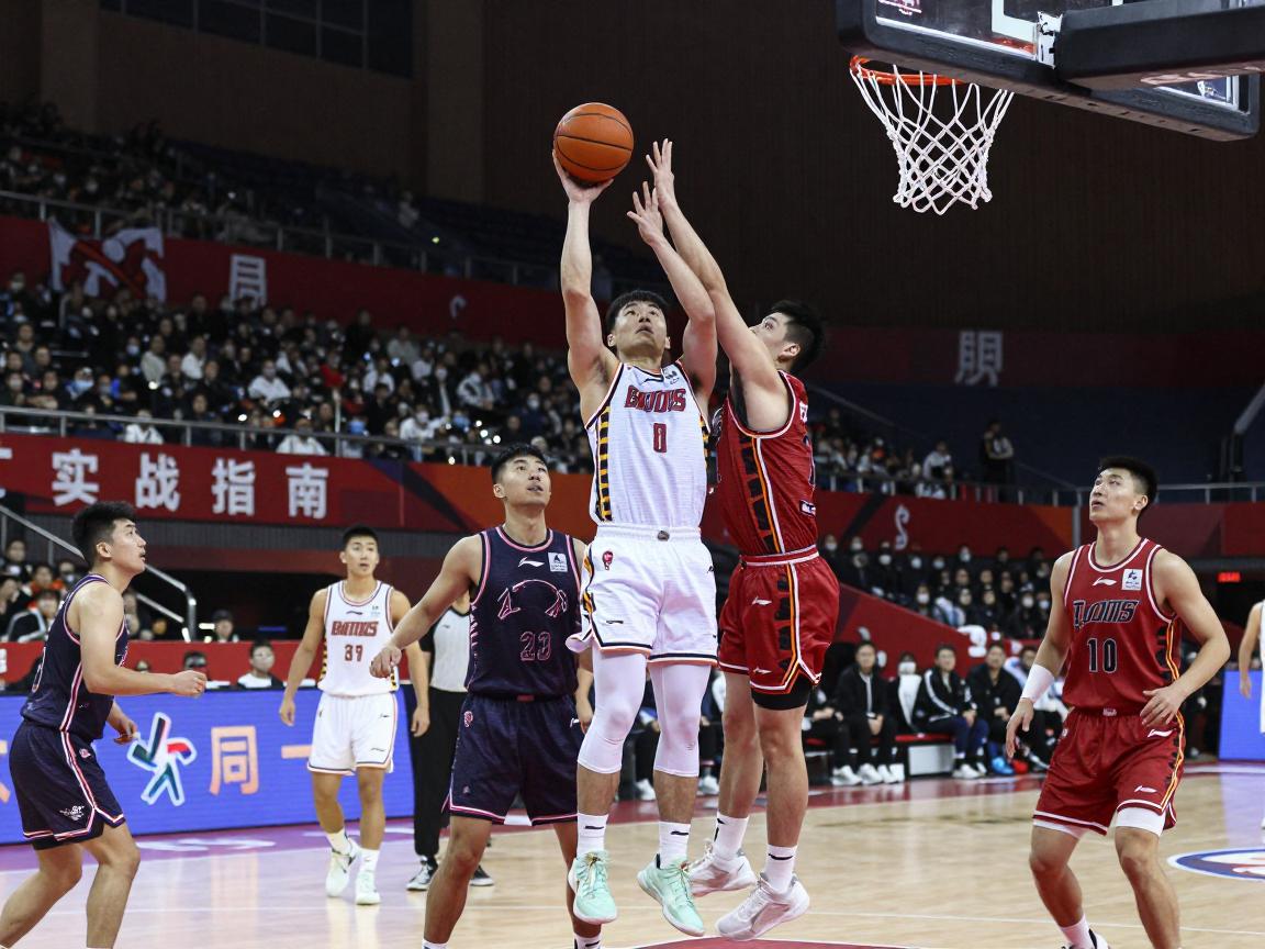 篮球防挡拆实战指南:如何破解挡拆战术,防守换防需要注意什么,五种防守策略如何选择 篮球防挡拆实战指南:如何破解挡拆战术,防守换防需要注意什么,五种防守策略如何选择