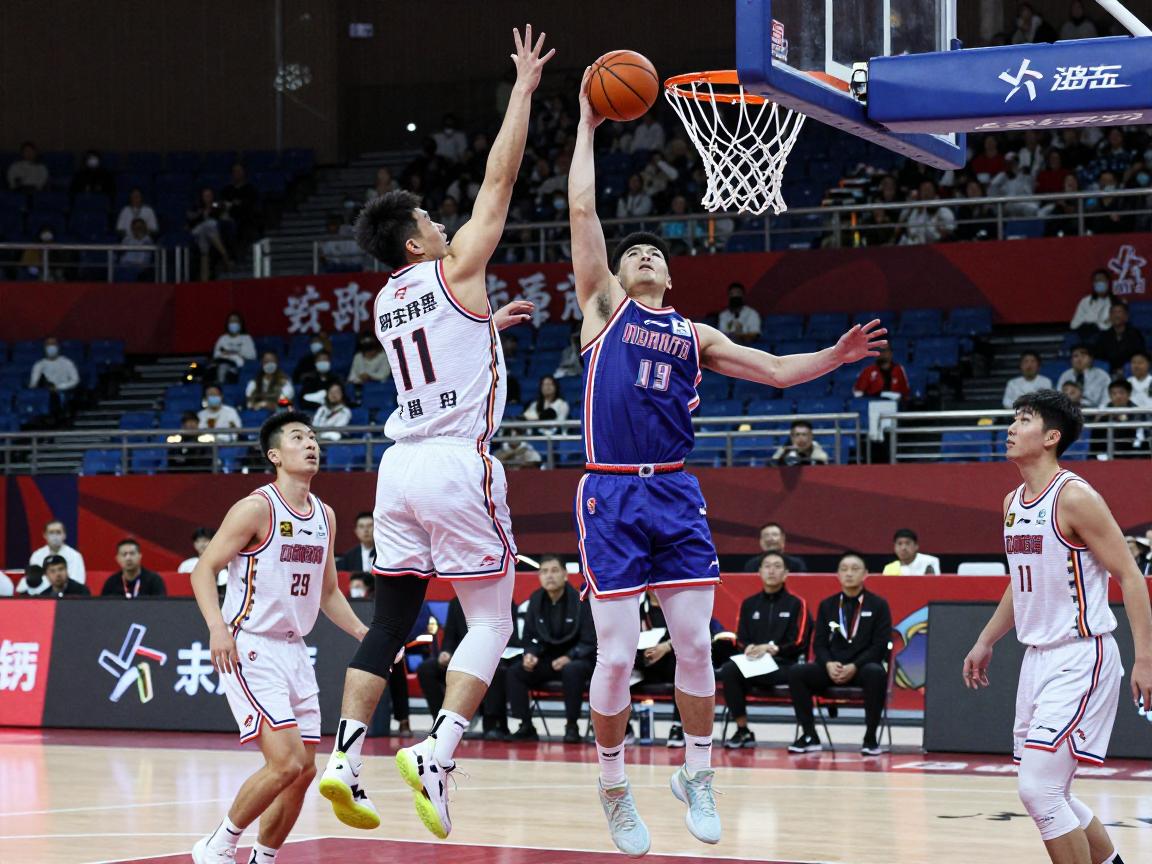 篮球防挡拆实战指南:如何破解挡拆战术,防守换防需要注意什么,五种防守策略如何选择 篮球防挡拆实战指南:如何破解挡拆战术,防守换防需要注意什么,五种防守策略如何选择