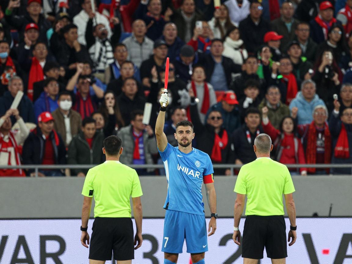 球迷发泄红牌点球,判罚不公怎么办,VAR是否公正,球迷如何理性看待 球迷发泄红牌点球,判罚不公怎么办,VAR是否公正,球迷如何理性看待