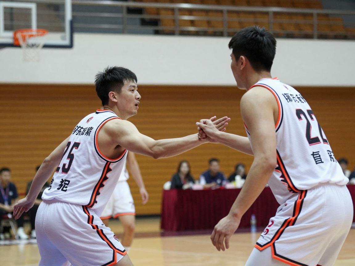 面对中锋如何打,矮个子如何防守高中锋,中锋背身单打如何破解,防守强壮中锋的技巧 面对中锋如何打,矮个子如何防守高中锋,中锋背身单打如何破解,防守强壮中锋的技巧