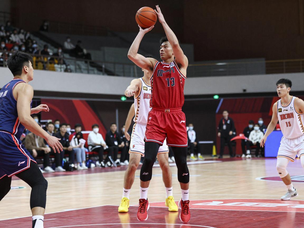 中锋简单进攻技能,中锋必学进攻技巧有哪些,中锋篮下如何得分,中锋进攻手段怎么练 中锋简单进攻技能,中锋必学进攻技巧有哪些,中锋篮下如何得分,中锋进攻手段怎么练