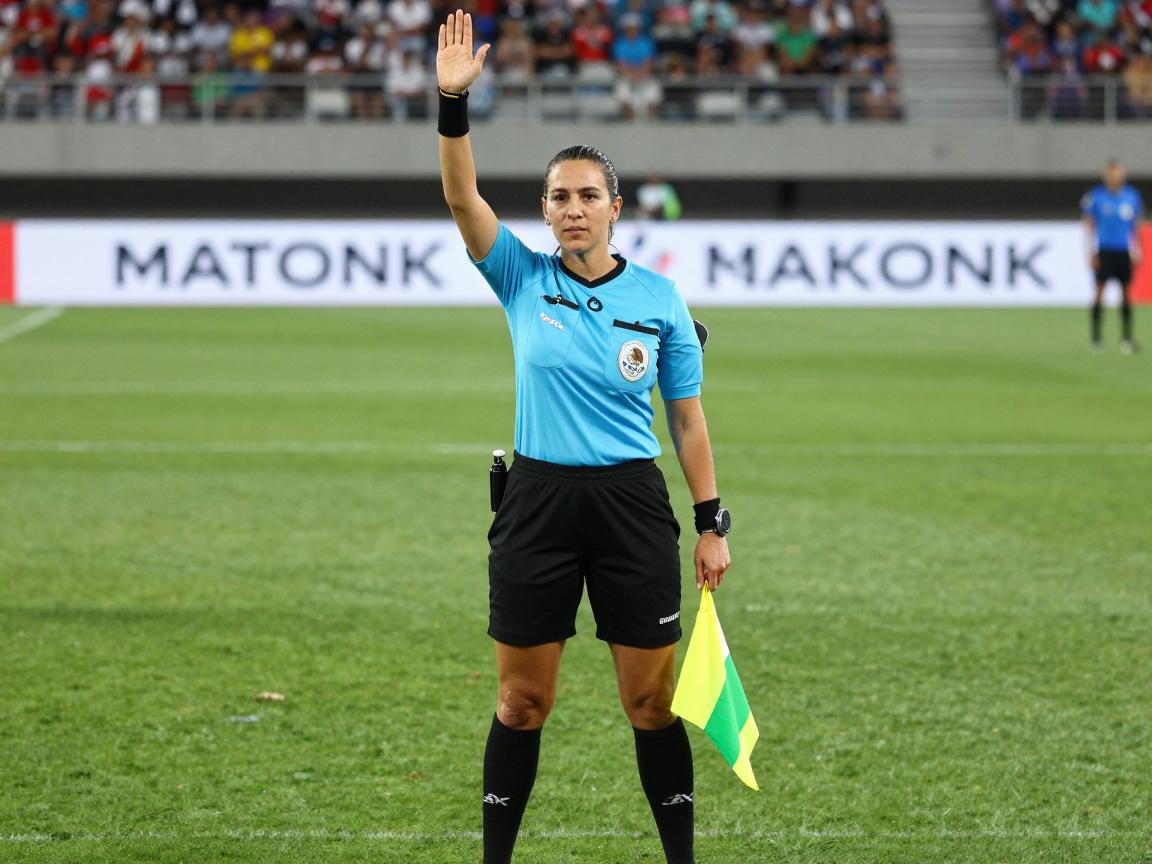 墨西哥边裁丨女裁判如何执法男足比赛,边裁职责与旗语详解,墨西哥裁判国际赛事表现 墨西哥边裁丨女裁判如何执法男足比赛,边裁职责与旗语详解,墨西哥裁判国际赛事表现