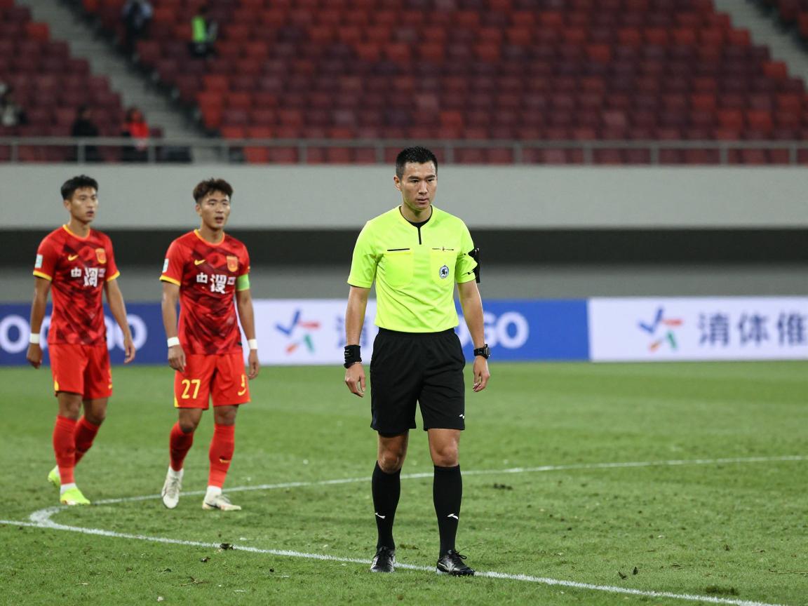 国足误伤边裁,裁判受伤如何处理,边裁职责有哪些,误判如何申诉 国足误伤边裁,裁判受伤如何处理,边裁职责有哪些,误判如何申诉