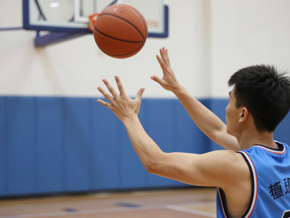 如何拍篮球,正确手势是什么,怎样提高控球能力,练习时需要注意哪些手部动作 如何拍篮球,正确手势是什么,怎样提高控球能力,练习时需要注意哪些手部动作