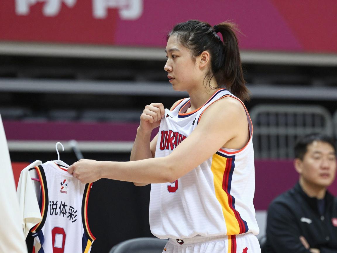 篮球美女脱衣服,为何场边换衣引热议,怎样看待女性运动员着装自由,背后有哪些故事 篮球美女脱衣服,为何场边换衣引热议,怎样看待女性运动员着装自由,背后有哪些故事