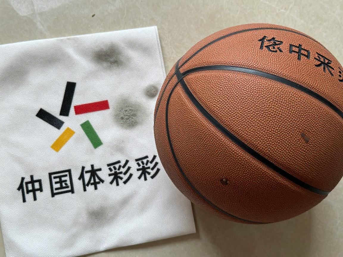 篮球味道大怎么去除,橡胶味很重怎么办,存放后发霉如何解决,材质差异大揭秘 篮球味道大怎么去除,橡胶味很重怎么办,存放后发霉如何解决,材质差异大揭秘