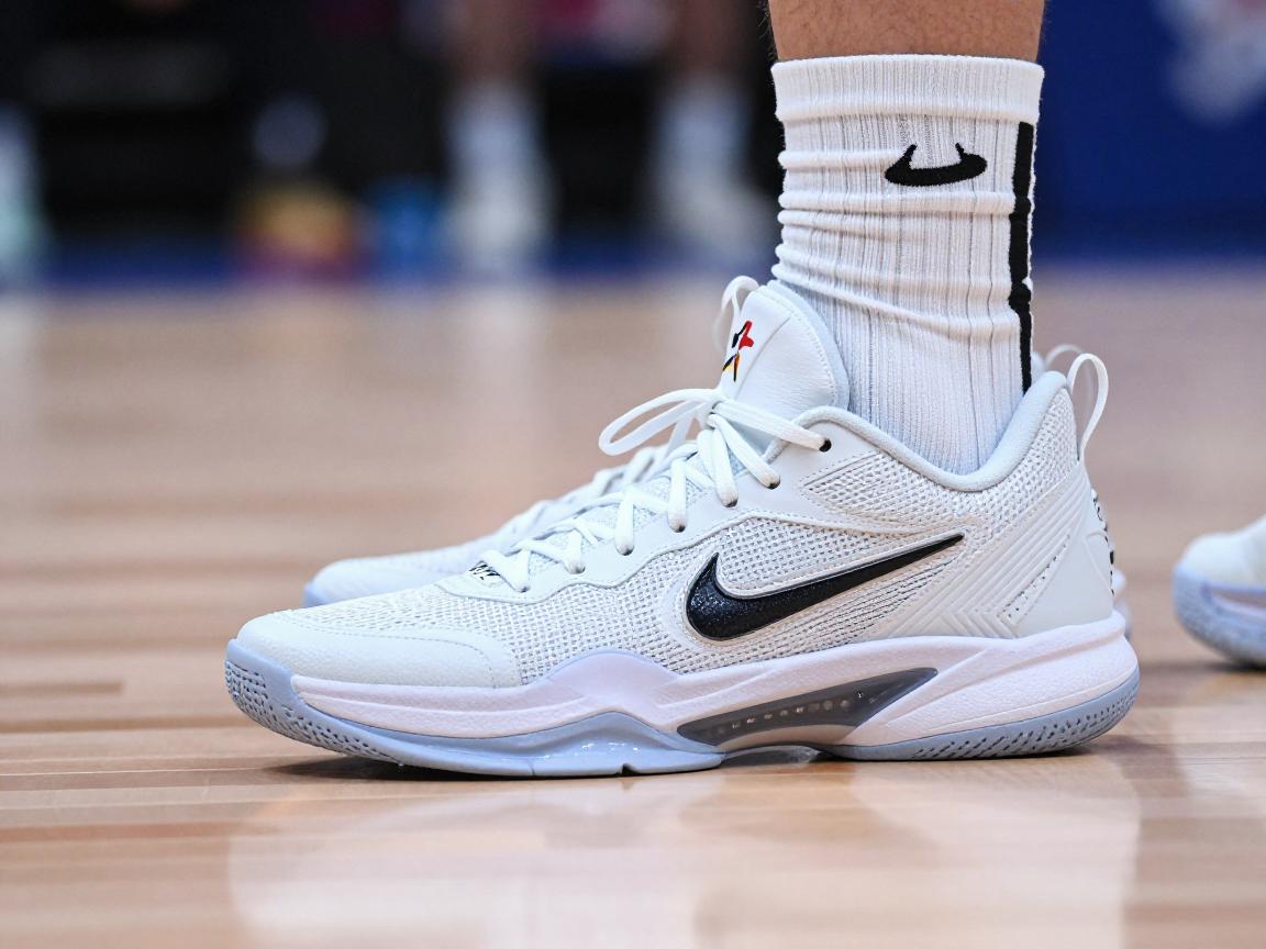 李根篮球鞋,穿什么品牌,为什么被罚100万,如何选择篮球鞋 李根篮球鞋,穿什么品牌,为什么被罚100万,如何选择篮球鞋