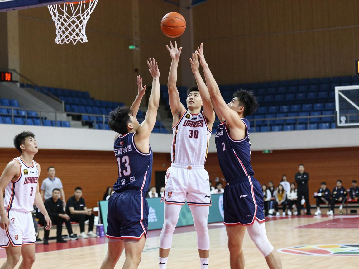 篮球三不沾什么意思,算失误吗,如何避免,投出后还能继续碰球吗 篮球三不沾什么意思,算失误吗,如何避免,投出后还能继续碰球吗