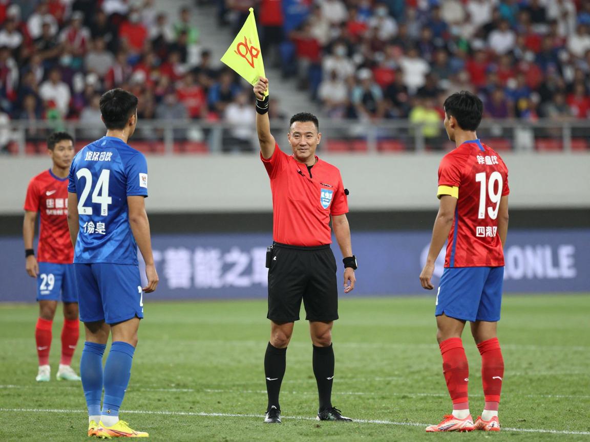 鲁能边裁举旗争议全回顾,足球边裁判罚越位为何频引冲突,裁判举旗后球员该怎么办 鲁能边裁举旗争议全回顾,足球边裁判罚越位为何频引冲突,裁判举旗后球员该怎么办