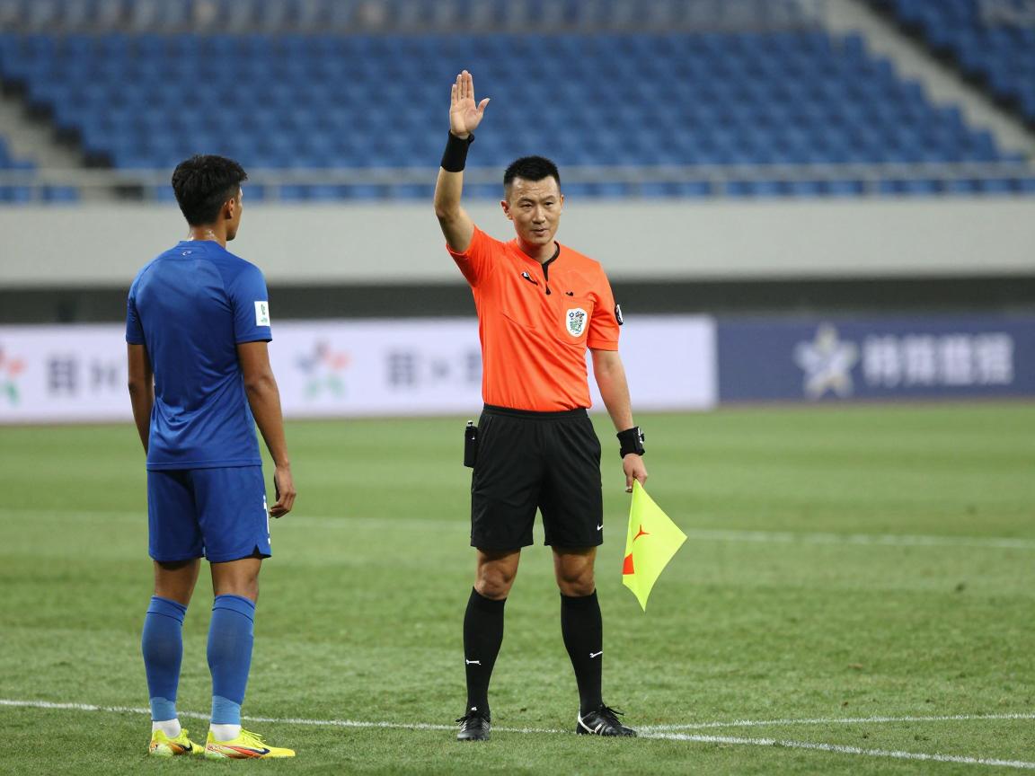 鲁能边裁举旗争议全回顾,足球边裁判罚越位为何频引冲突,裁判举旗后球员该怎么办 鲁能边裁举旗争议全回顾,足球边裁判罚越位为何频引冲突,裁判举旗后球员该怎么办