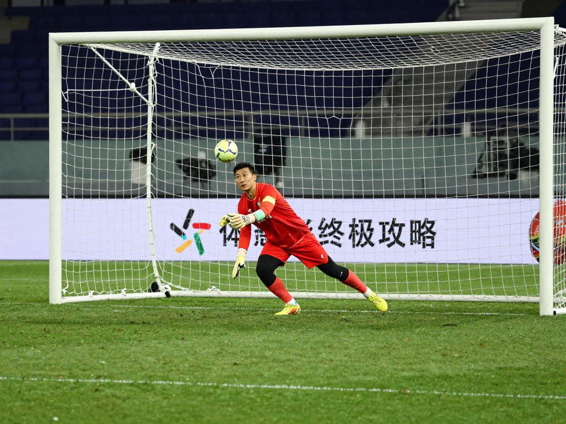 守门员点球终极攻略,如何预判方向,扑点球技巧有哪些,怎样进行心理博弈 守门员点球终极攻略,如何预判方向,扑点球技巧有哪些,怎样进行心理博弈