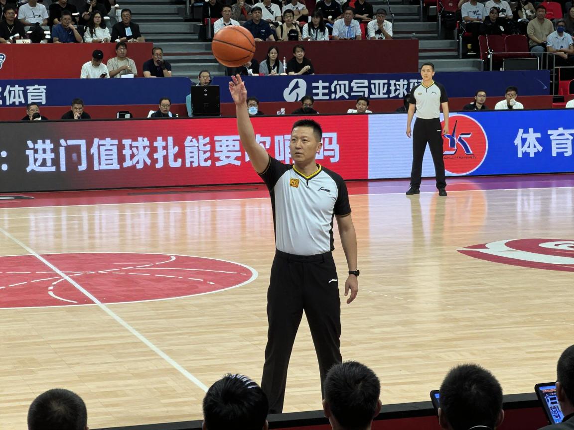 篮球进攻有利要吹哨吗,裁判如何判断有利原则,故意犯规不吹怎么办,怎样保证比赛流畅 篮球进攻有利要吹哨吗,裁判如何判断有利原则,故意犯规不吹怎么办,怎样保证比赛流畅