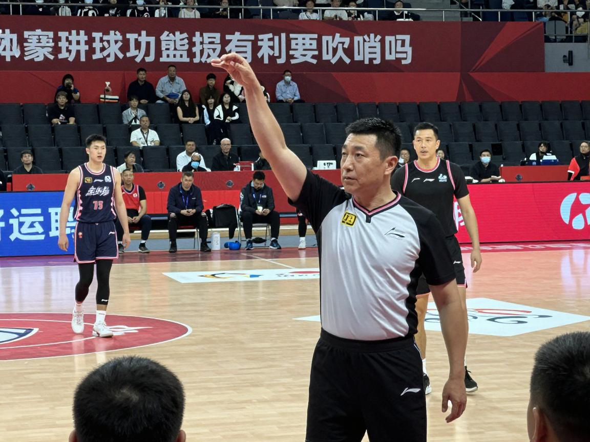 篮球进攻有利要吹哨吗,裁判如何判断有利原则,故意犯规不吹怎么办,怎样保证比赛流畅 篮球进攻有利要吹哨吗,裁判如何判断有利原则,故意犯规不吹怎么办,怎样保证比赛流畅