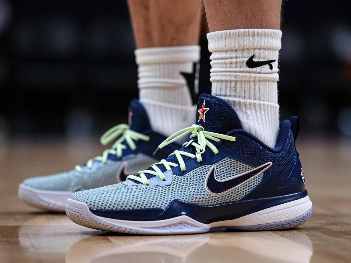 撞中锋球鞋壁纸丨中锋球鞋壁纸怎么选,霸气中锋鞋壁纸如何制作,高清篮球鞋壁纸去哪里找 撞中锋球鞋壁纸丨中锋球鞋壁纸怎么选,霸气中锋鞋壁纸如何制作,高清篮球鞋壁纸去哪里找