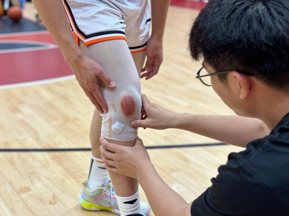 篮球哪里受伤,膝关节损伤如何预防,踝关节扭伤怎样处理,手指戳伤急救措施 篮球哪里受伤,膝关节损伤如何预防,踝关节扭伤怎样处理,手指戳伤急救措施