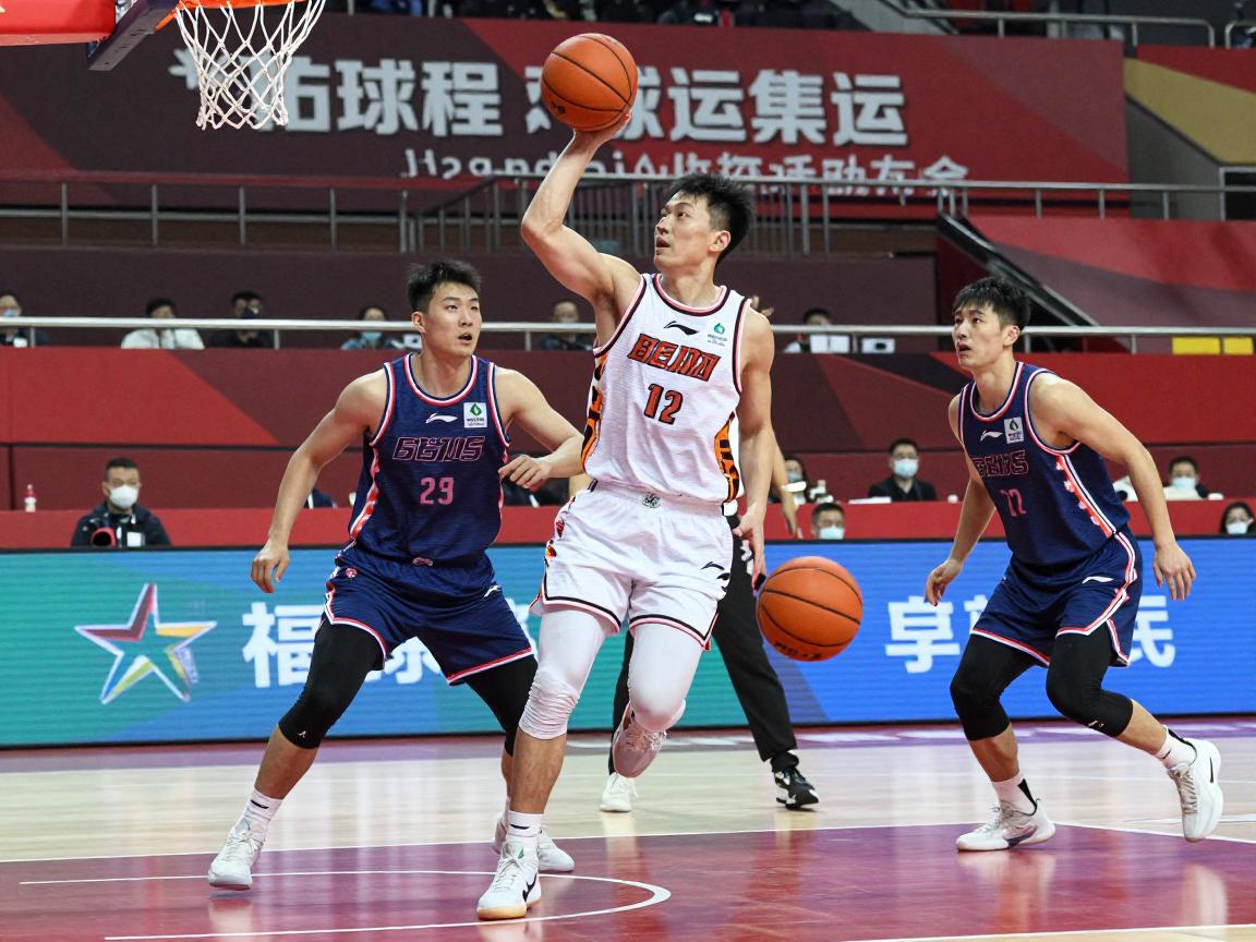 篮球什么叫双运,哪些动作容易违例,如何避免双运犯规,判罚标准是什么 篮球什么叫双运,哪些动作容易违例,如何避免双运犯规,判罚标准是什么
