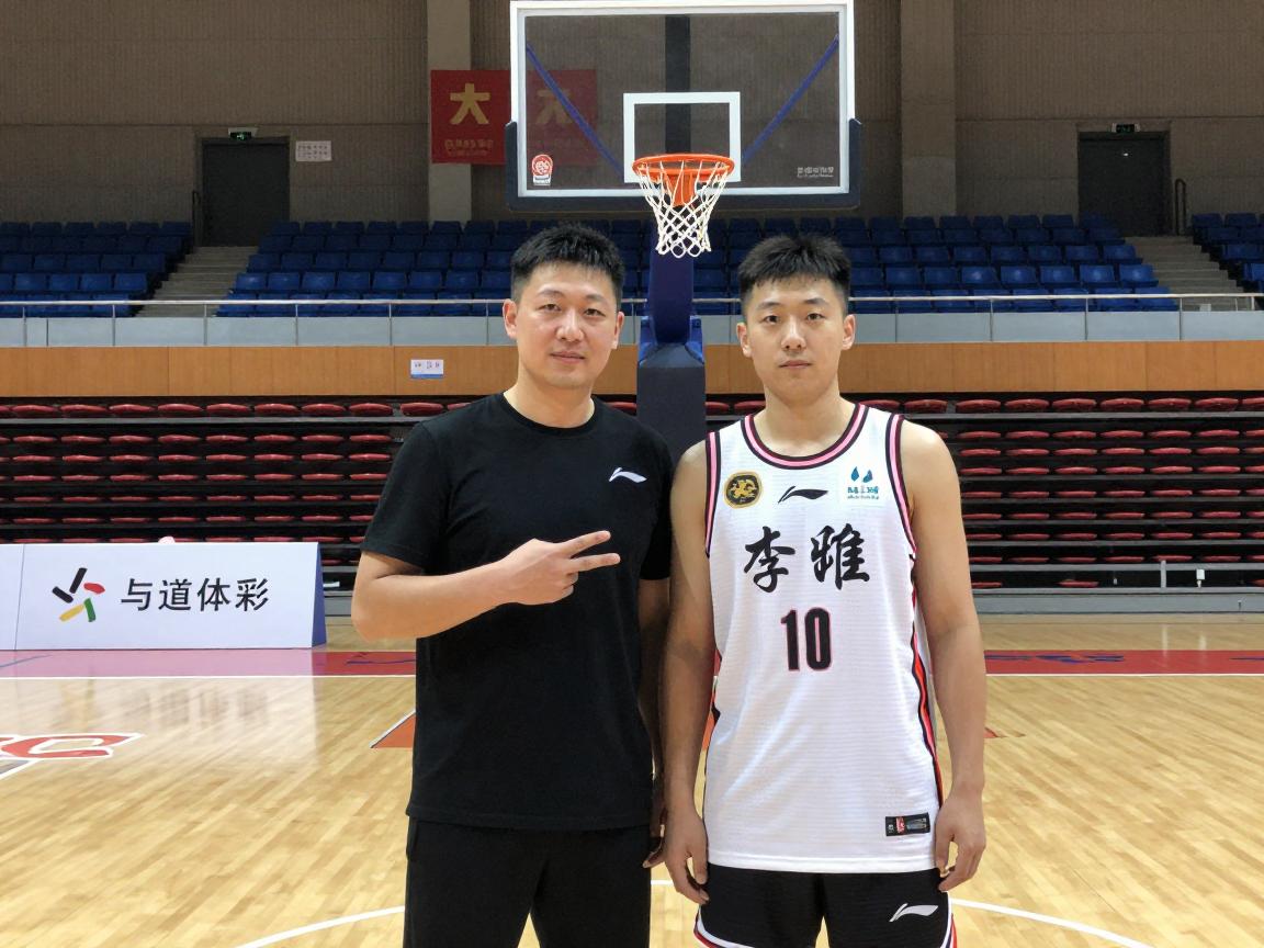 李维刚篮球,他的篮球风格如何形成,从球场到公益如何传递体育精神 李维刚篮球,他的篮球风格如何形成,从球场到公益如何传递体育精神
