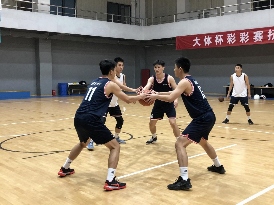 篮球三人传接球训练方法,如何提高传球准确性,战术配合有哪些要点 篮球三人传接球训练方法,如何提高传球准确性,战术配合有哪些要点